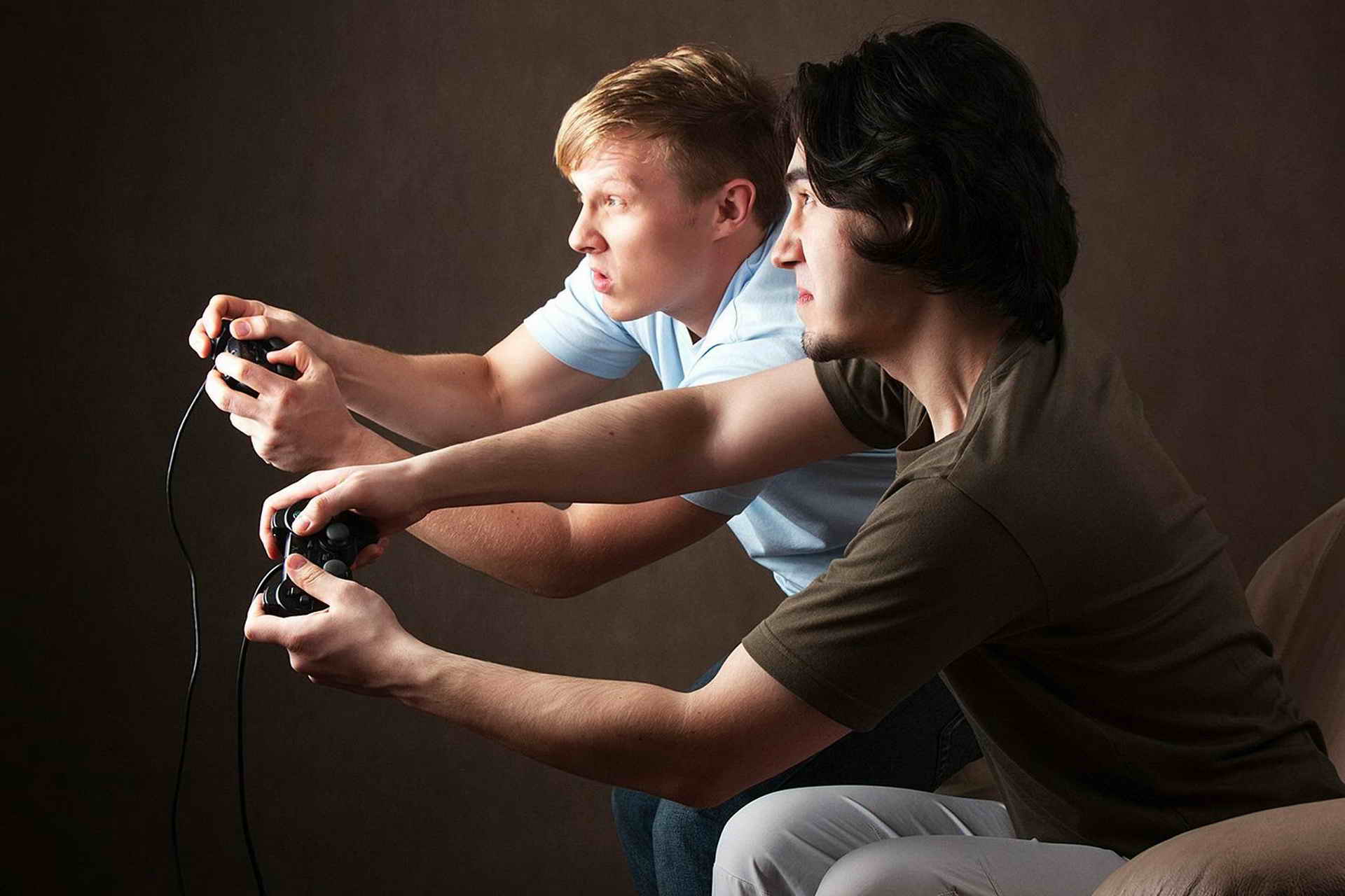 Играть в видеоигры. Игровая зависимость. Зависимость от компьютерных игр. Человек играющий в компьютерные игры. Зависимость от видеоигр.