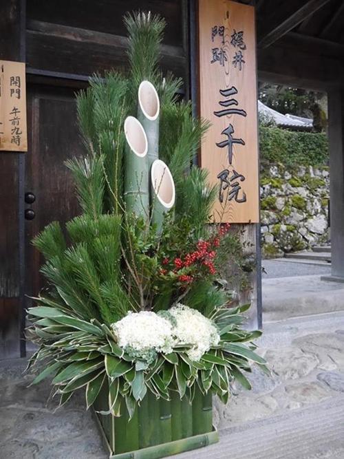 Кадомацу - традиционное японское украшение из сосновых веток и бамбука