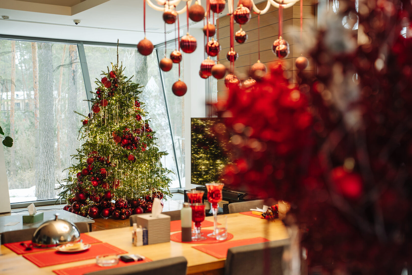 как украсить дом к новому году 2026, новогоднее оформление 2026, модная елка 2026 