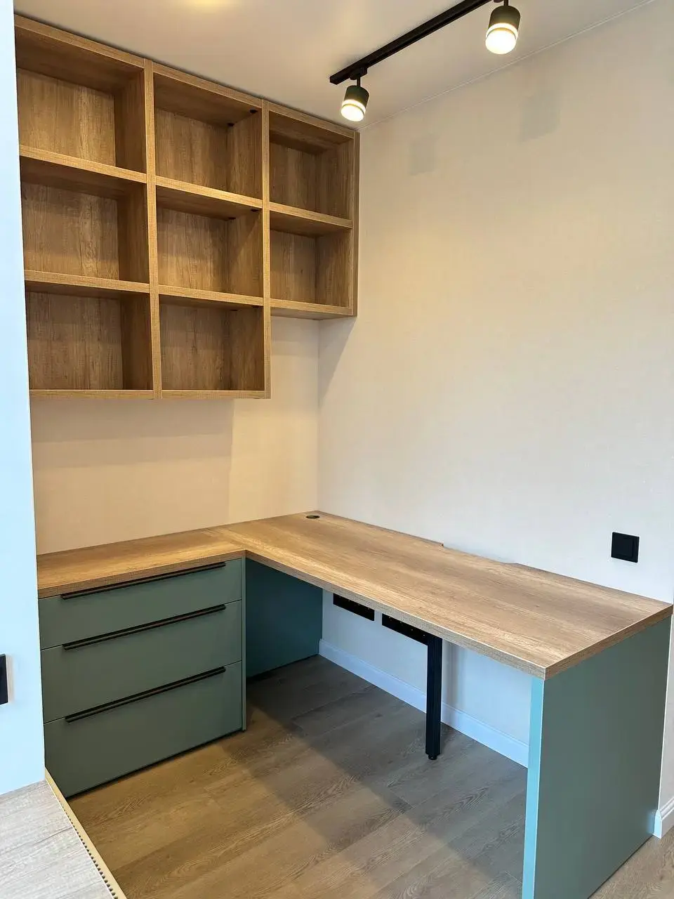 Современная рабочая зона в светлых тонах на заказ в Сургуте