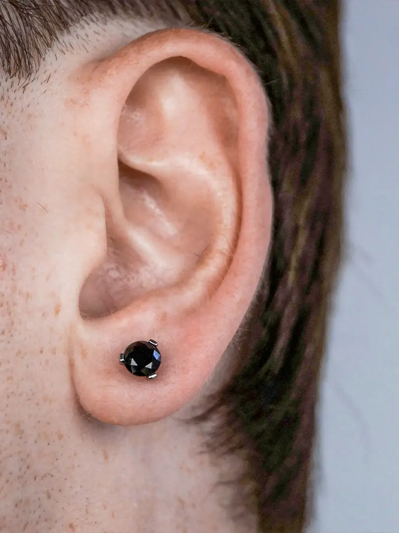 Заживший пирсинг мочки уха