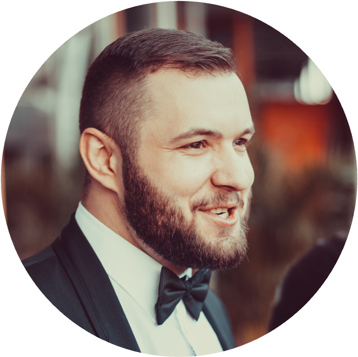 Ведущий Евгений Сенченко