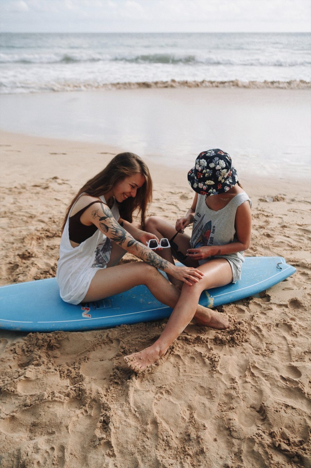 Ученицы школы серфинга Surf's Up на пляже