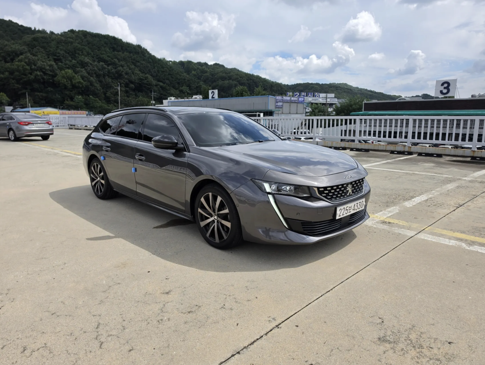 Peugeot 508 SW универсал из Кореи — вид спереди сбоку, серый цвет, корейский дилерский центр