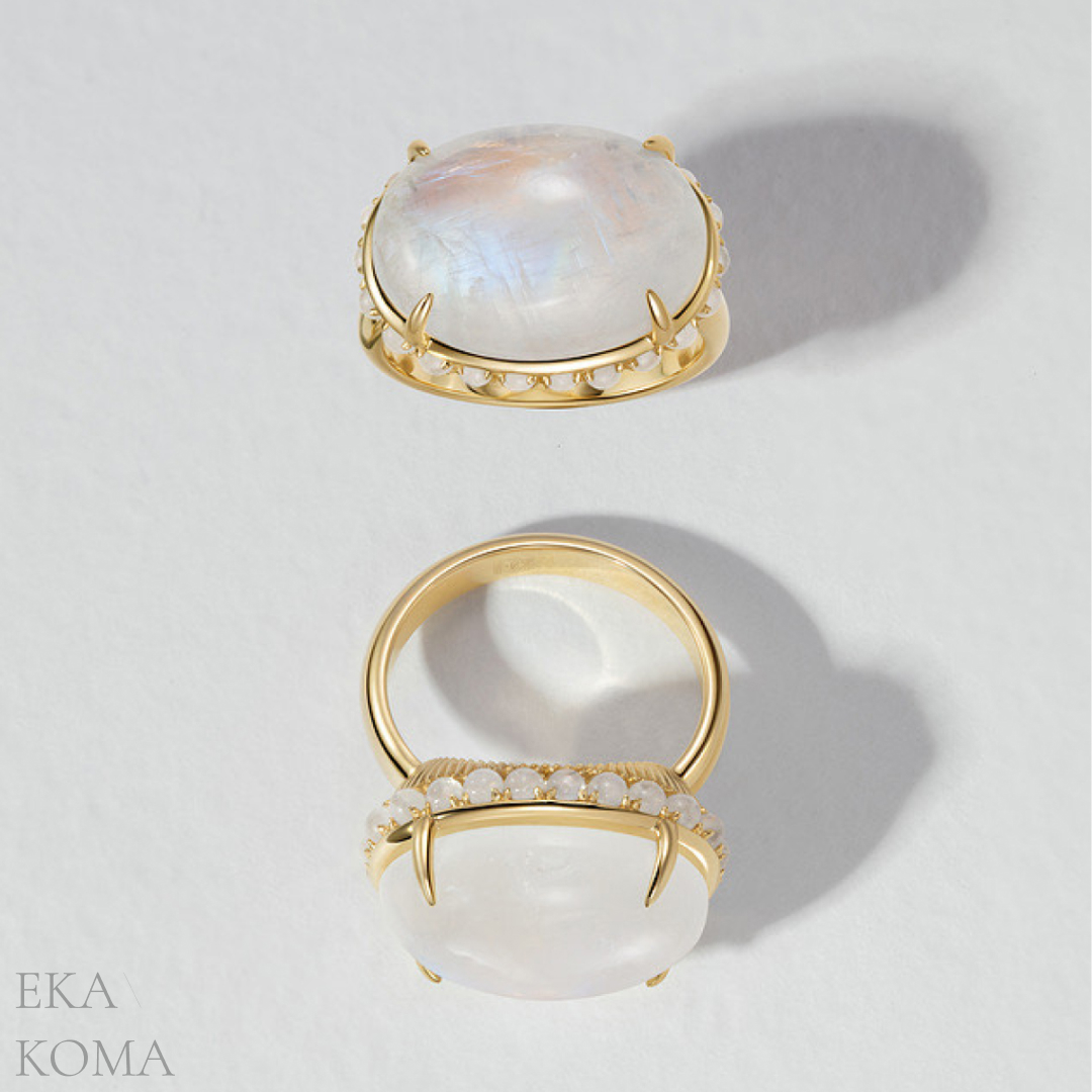 Кольцо «В тумане» в золоте и с овальным камнем