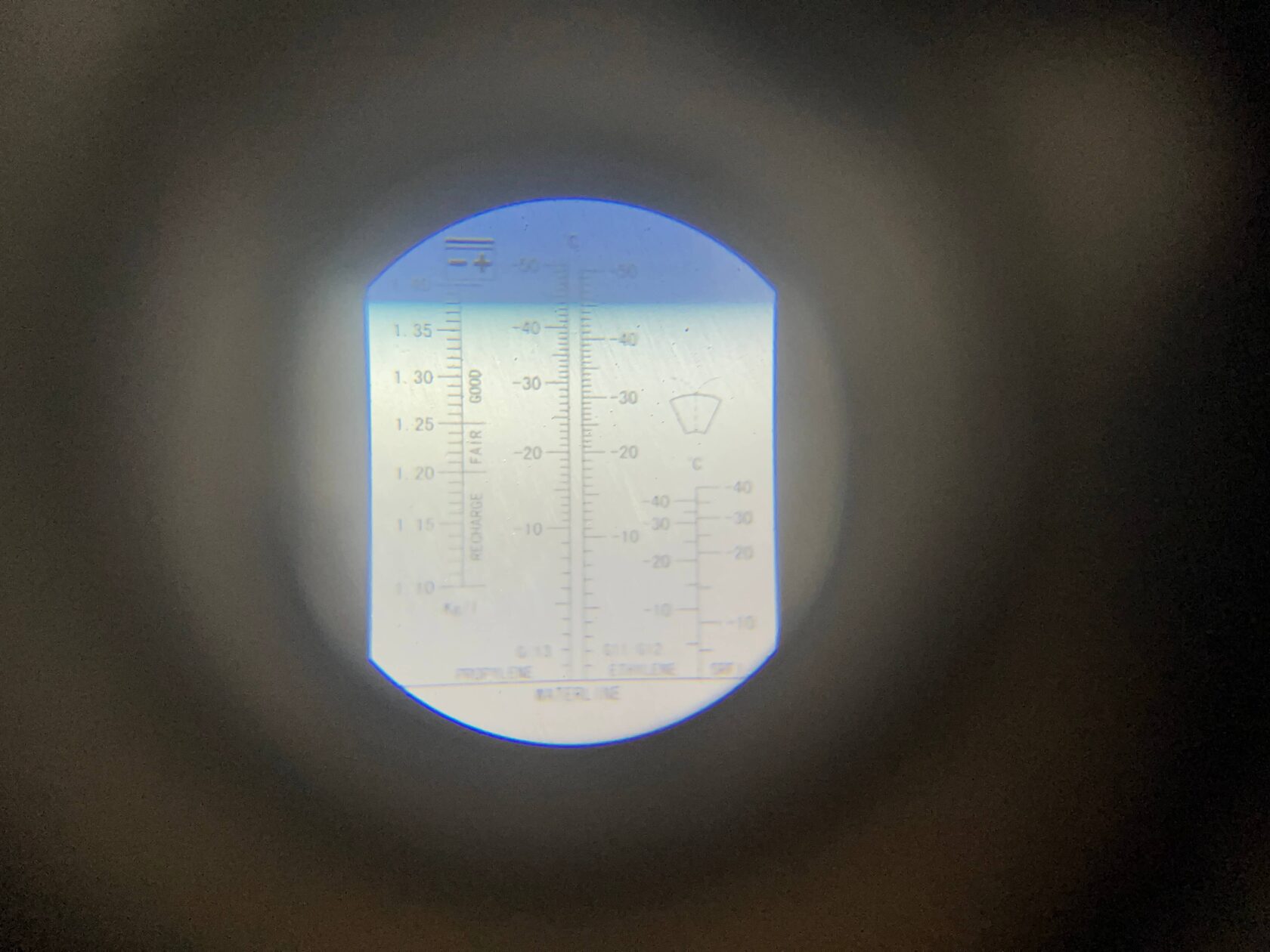 Перед началом работ проверяем рефрактометром состояние антифриза на Mitsubishi Outlander