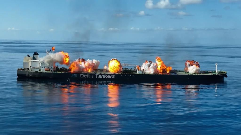 Саудовский нефтяной танкер в Красном море после атаки на фоне войны США и Ирана.