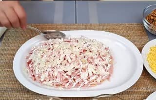 Приготовление салата с ананасом и ветчиной слоями: шаг 10