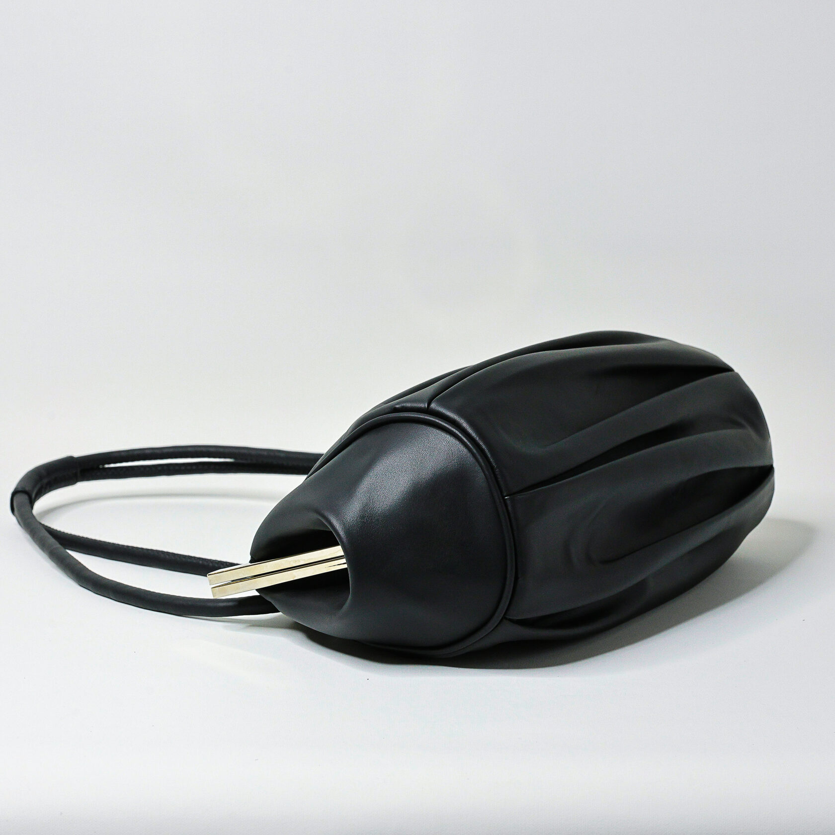 дизайнерская сумка вытянутой формы из мягкой овечьей кожи на фермуаре черного цвета ручной работы