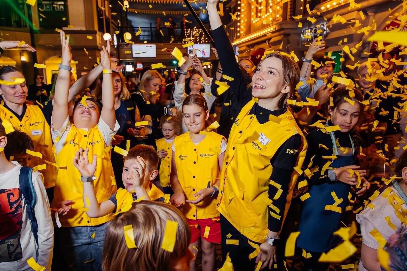 Гости KidZania и Яндекс Еды в потоке жёлтого конфетти