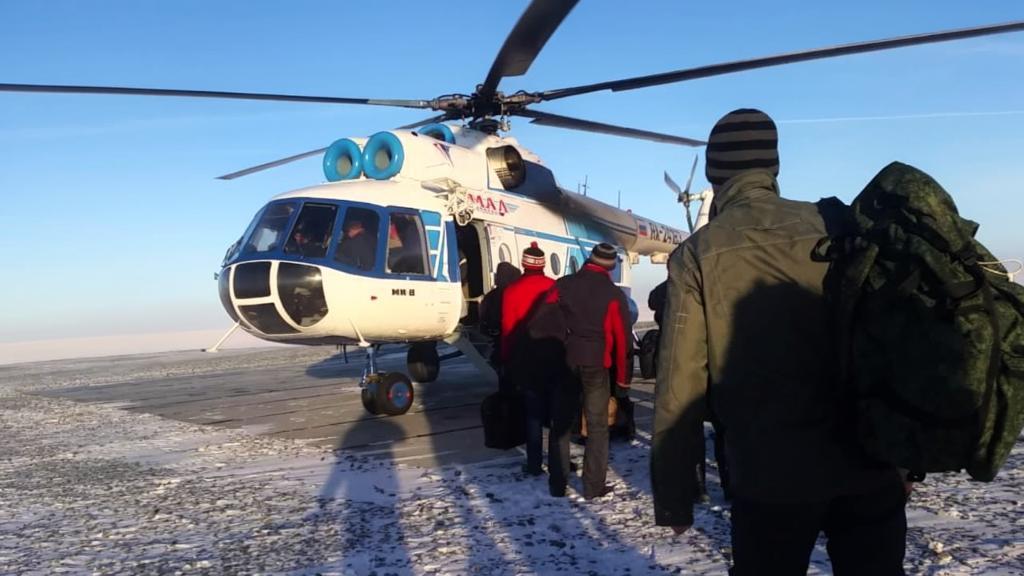 Вахтовики у вертолёта на северной площадке, тема безопасности перевозок после аварии Ми-8Т в Коми.