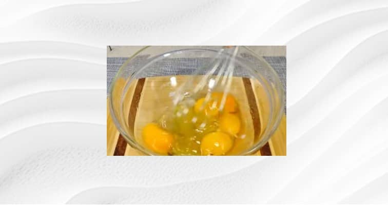 Приготовление рулета из омлета с сыром и кабачком: шаг 3