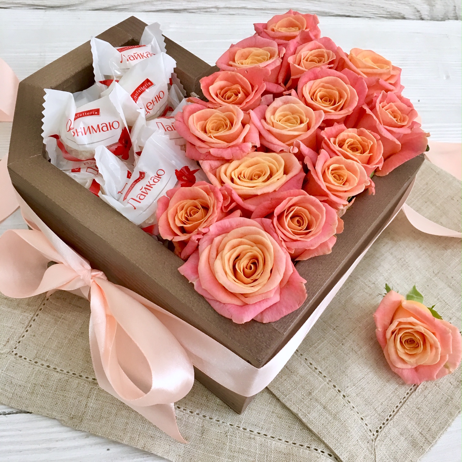 Коробка подарочная с цветами с Рафаэлло