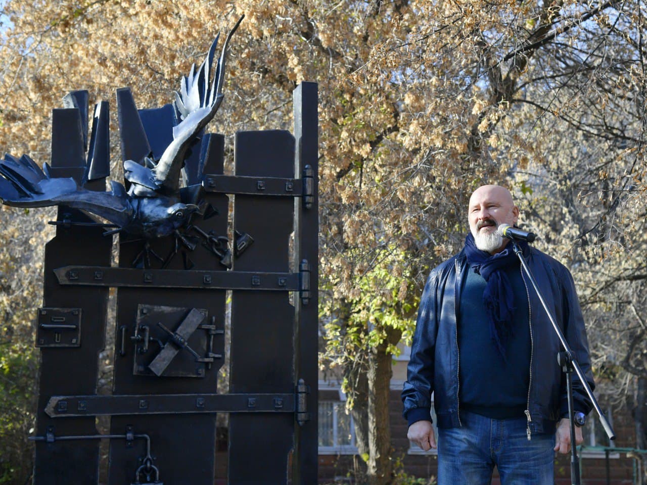 На месте каторжного острога, где был в ссылке Достоевский, открыли памятный  знак