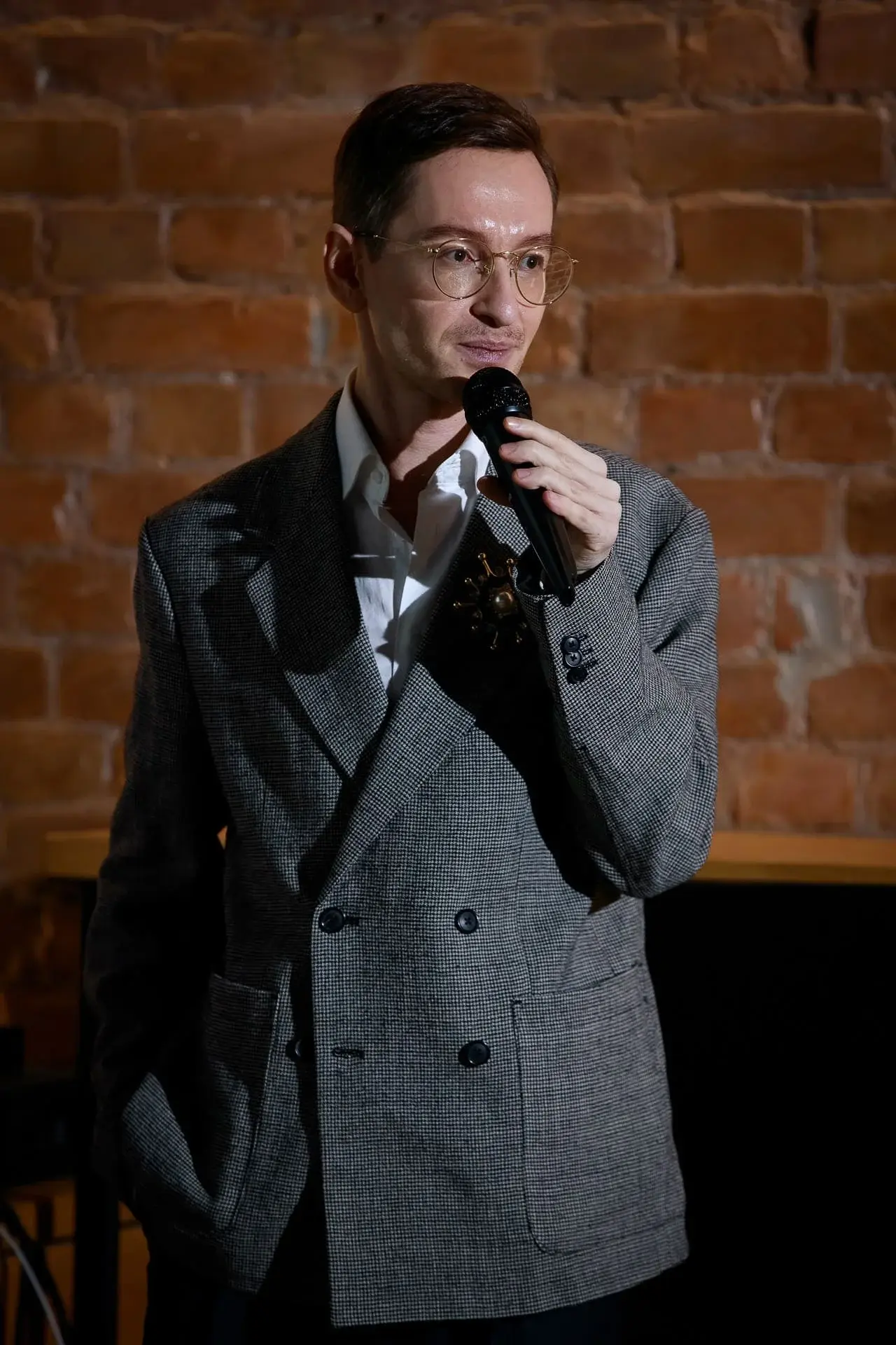 Григорий Катаев среди экспонатов, посвящённых истории костюма