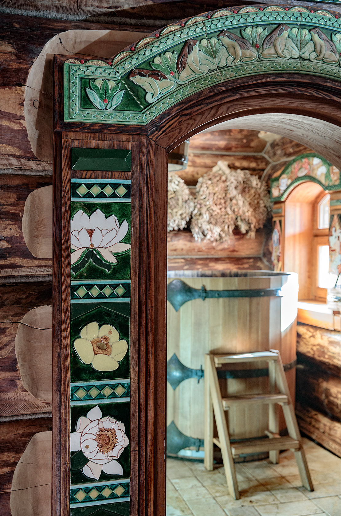 Дверные наличники с керамическими вставками с изображением кувшинок и лягушек, изготовленные Kovalev ceramics, для кедровой бани, в кедровой бане