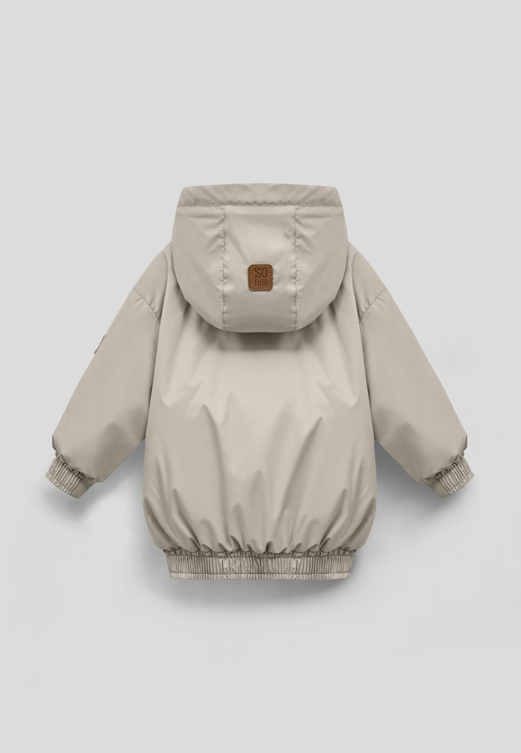 детская легкая куртка бежевого цвета на светлом фоне