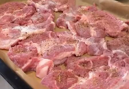 Приготовление мяса по-французски из свинины с грибами в духовке: шаг 5