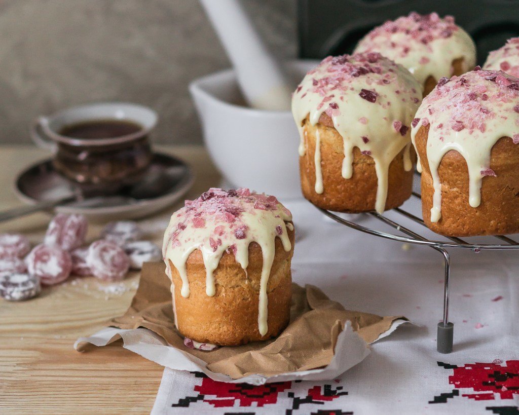 Форма для маленьких куличей. Бриошь Пасхальный кулич. Кулич Пасхальный Андерсон. Кулич кексовый Пасхальный. Швейцарская меренга для куличей.