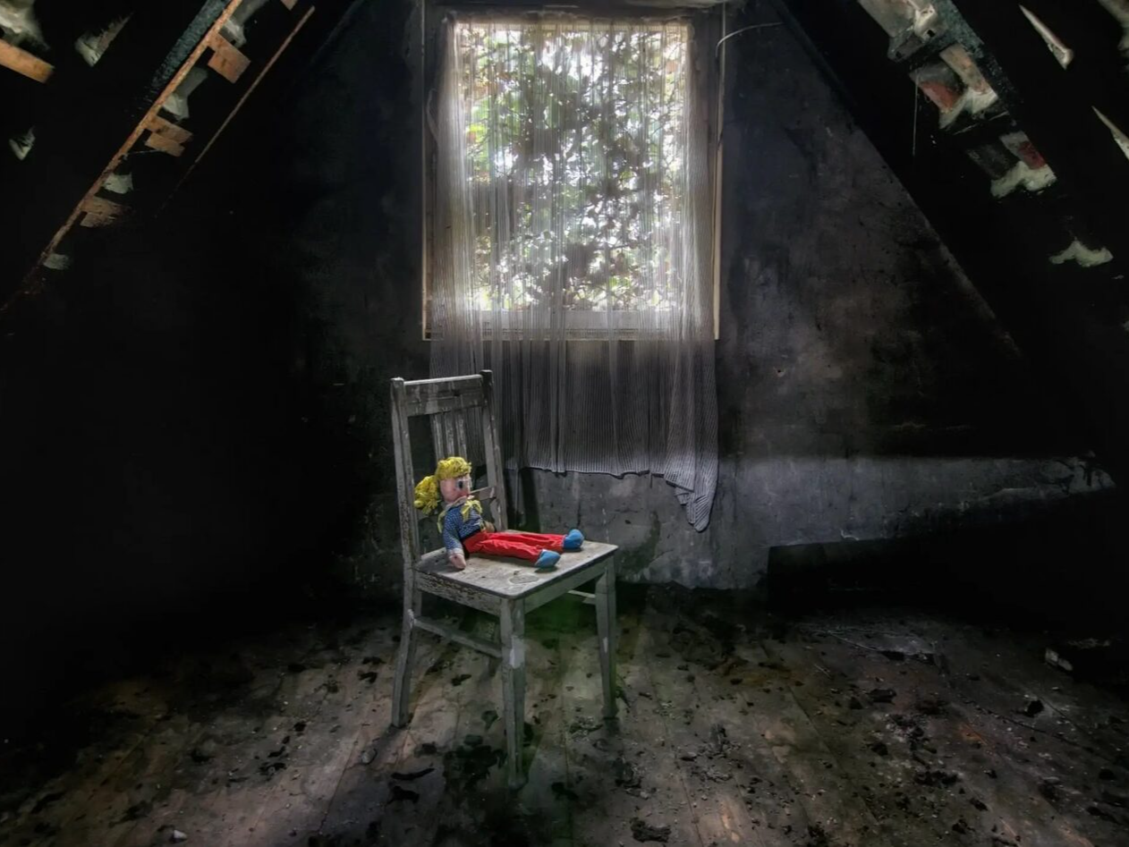 фото парня и девушки на романтическом свидании в публичном месте