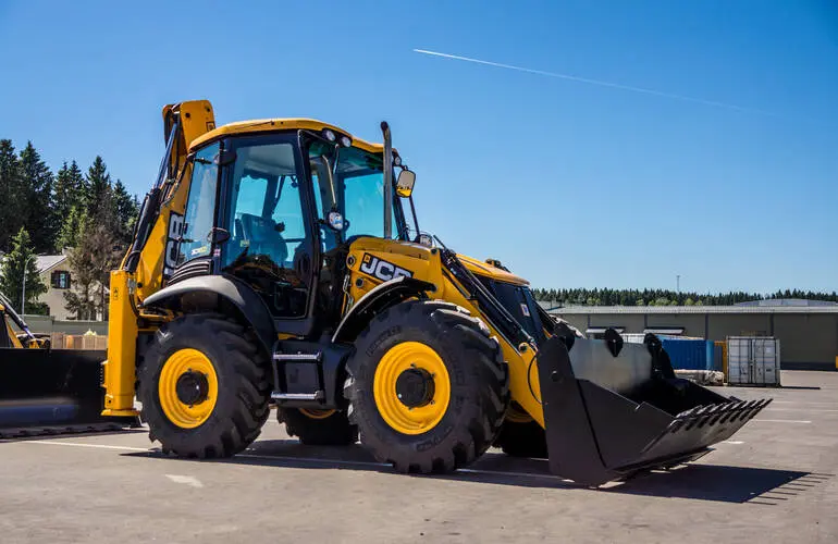 Экскаватор-погрузчик JCB 3CX на земляных работах