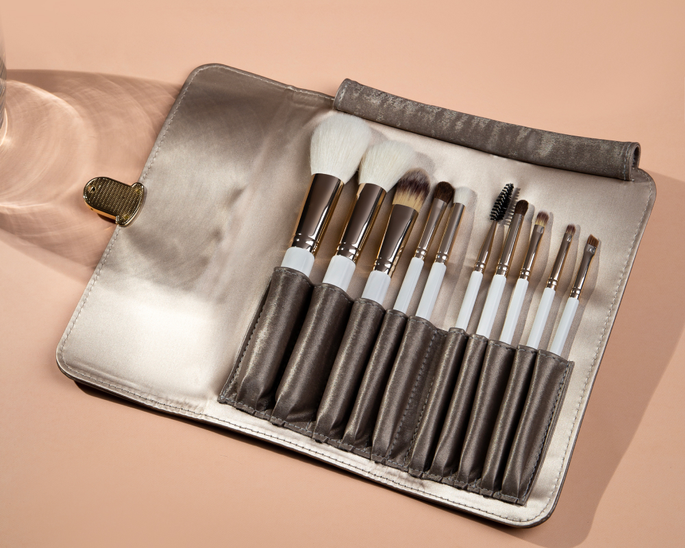 кисти с черными ручками в чехле