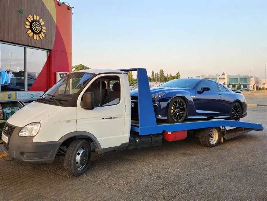 Эвакуатор перевозит автомобиль