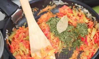 Приготовление щей из свежей капусты с болгарским перцем: шаг 8