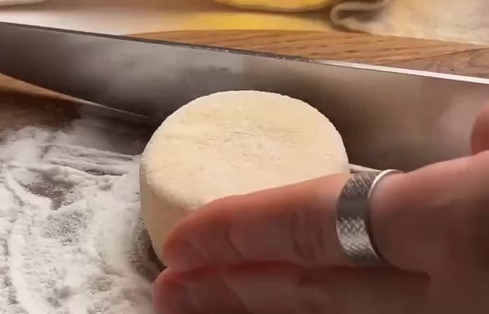 Приготовление сырников с тыквой и творогом на сковороде: шаг 4
