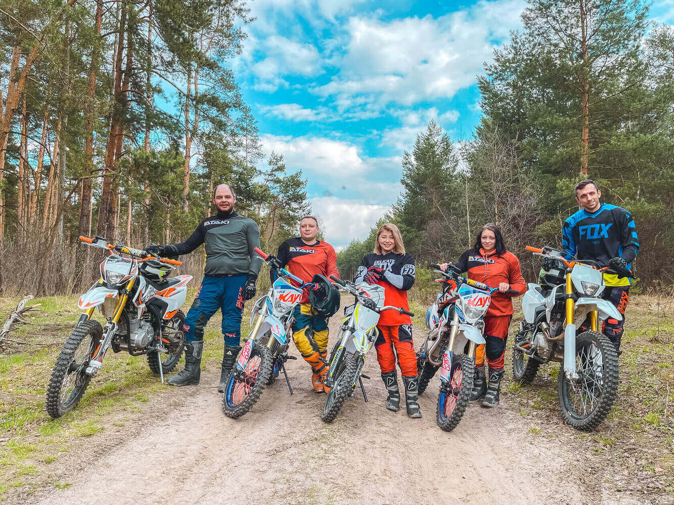 5 человек катаются на эндуро мотоциклах и питбайках