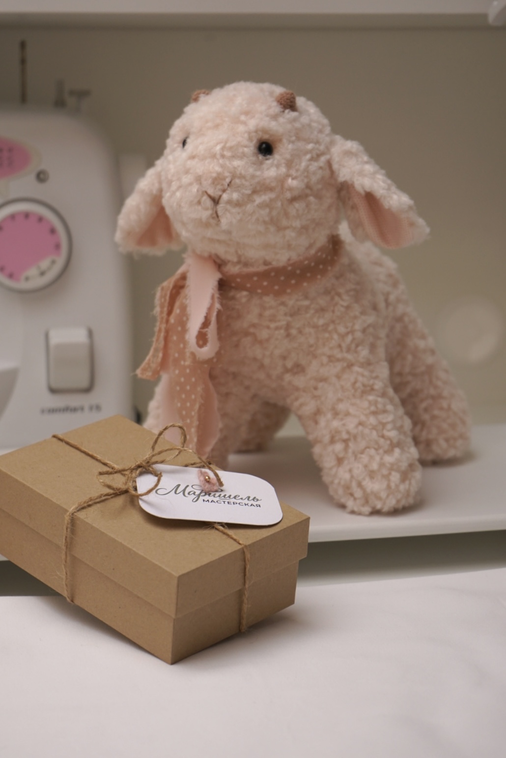Тильда — вязаный ягнёнок в коробке