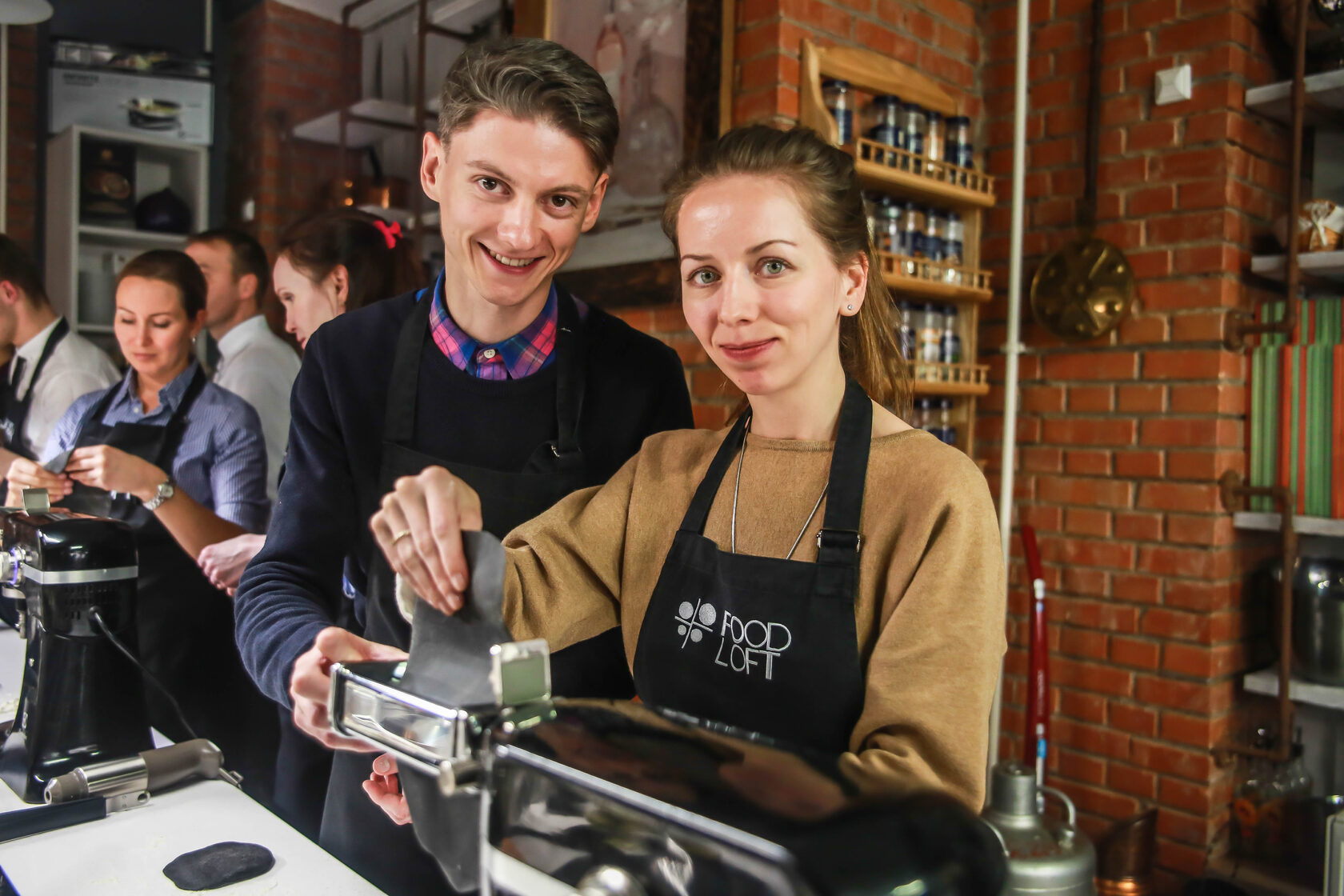 пара готовит пасту на свидании в студии FoodLoft