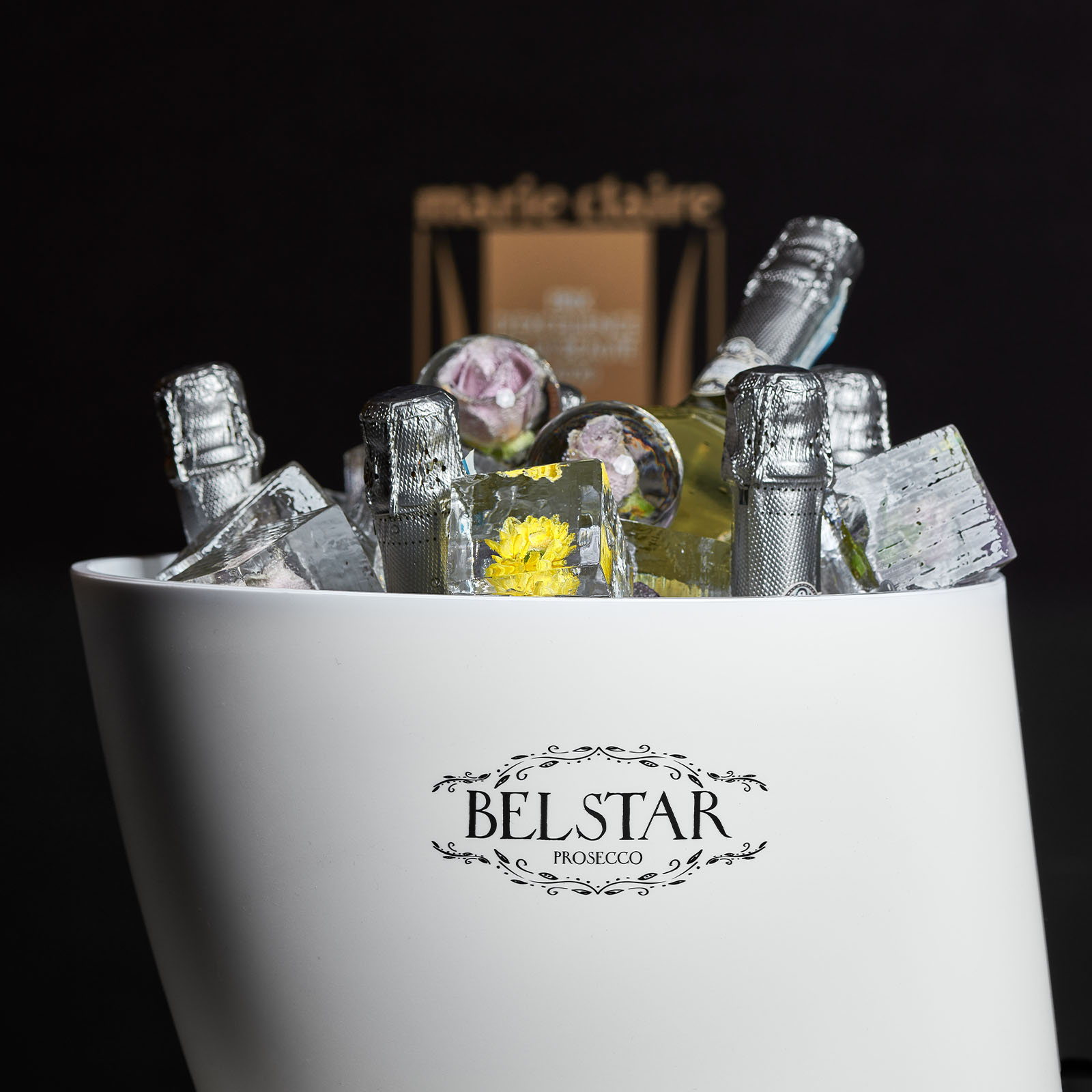 Белое ведро со льдом