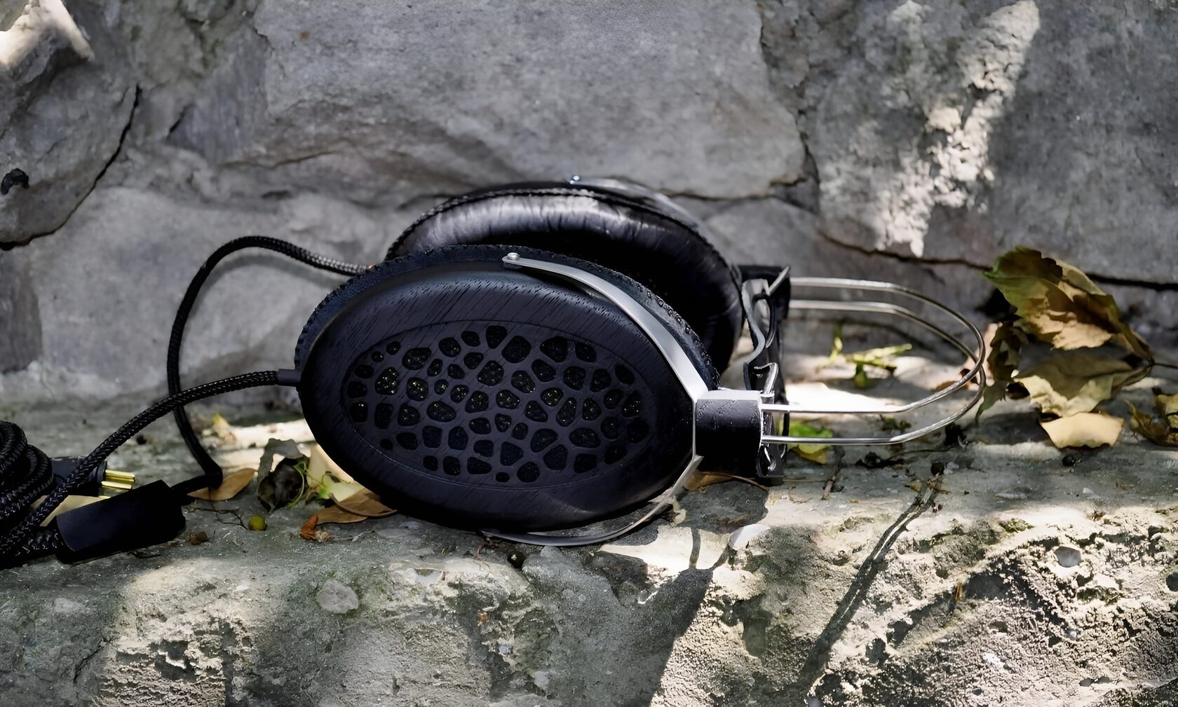 Изображение выглядит как земля, Наушники, камень, на открытом воздухе

Автоматически созданное описание