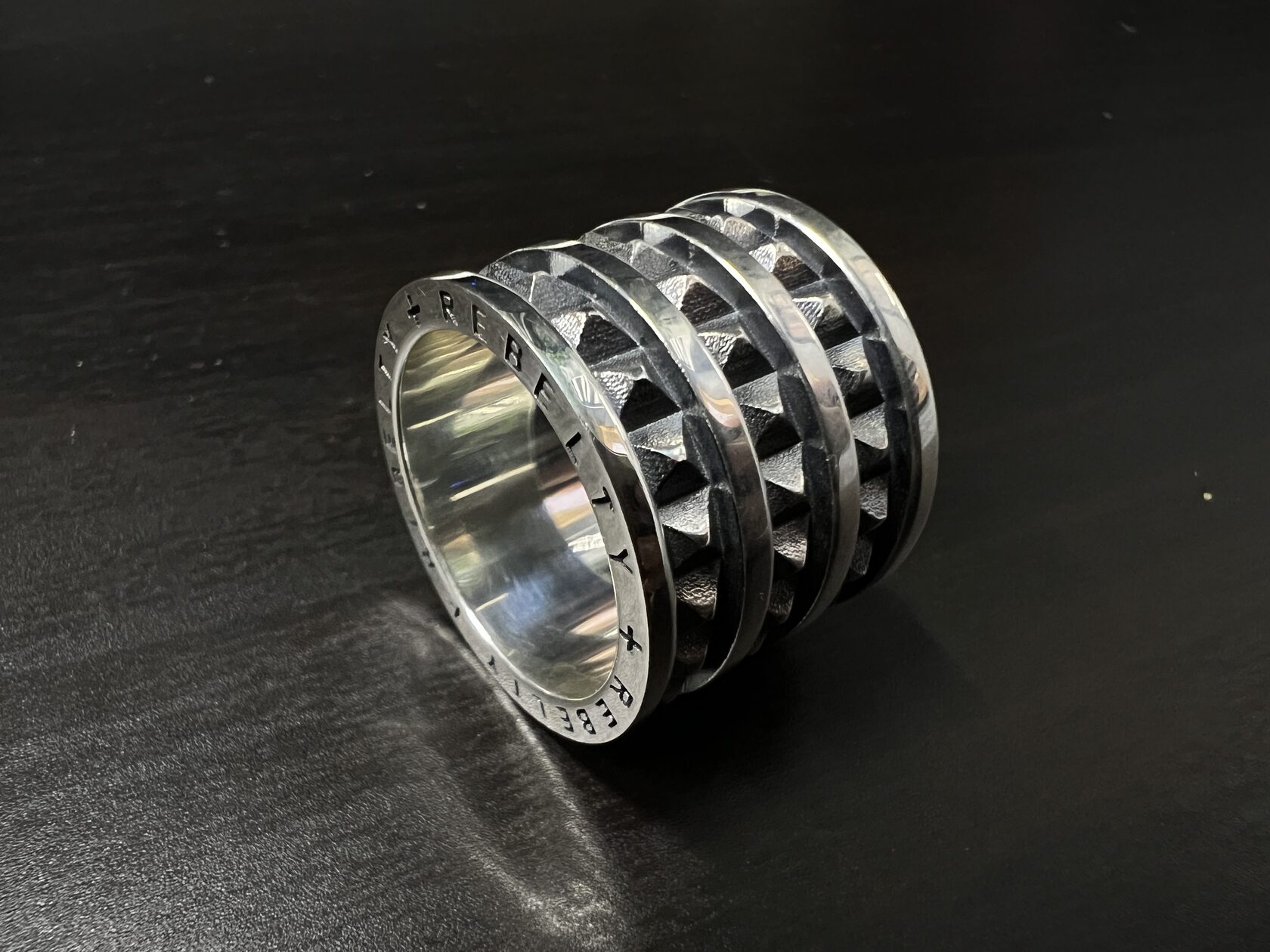 Широкое массивное кольцо