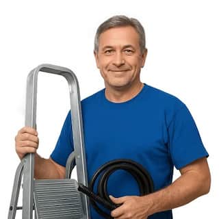 Мастер с оборудованием сливает воду с натяжного потолка в Тюмени — выезд 24/7 без проколов