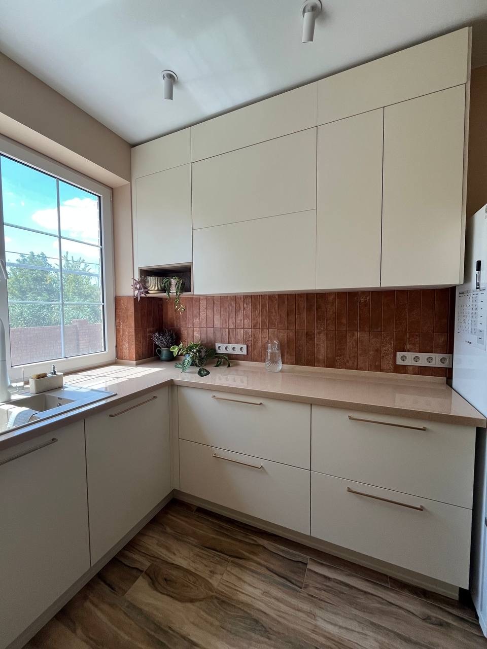 Кухня молочная с кварцевой столешницей и окном — частный дом у Баскет-Холла