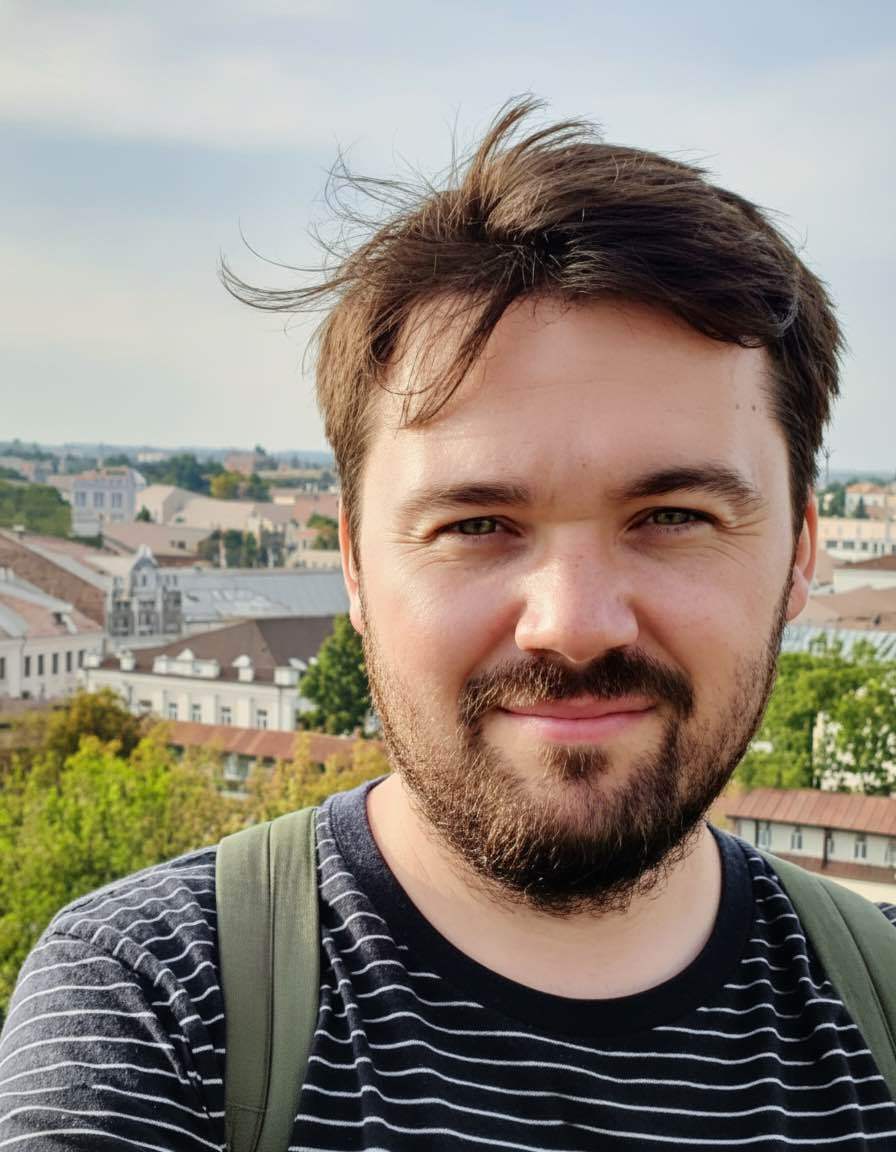 Преподаватель Джеррард, носитель языка — Великобритания