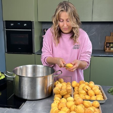 Маша Шелушенко чистит абрикосы