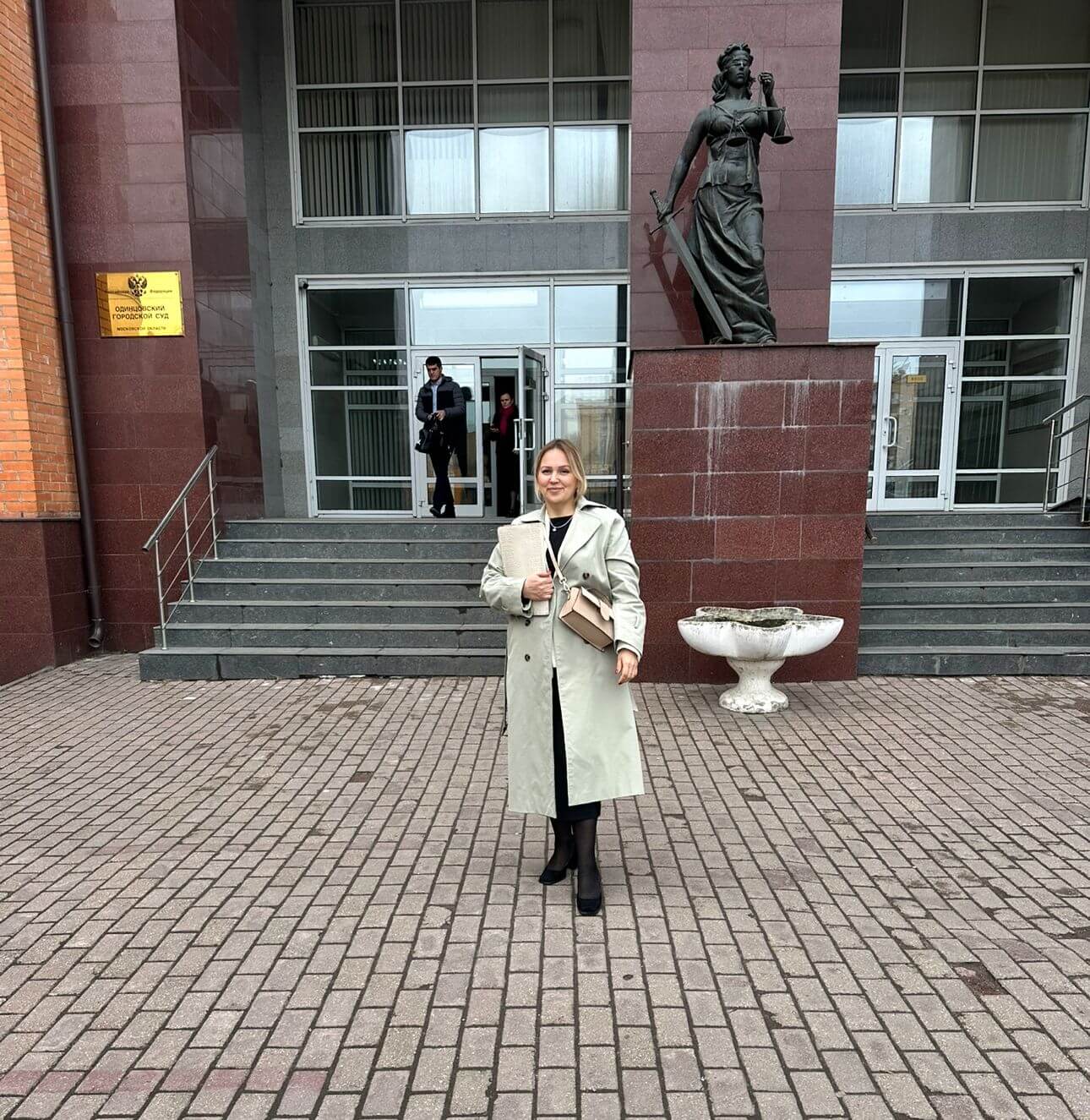 Адвокат по семейным спорам у здания суда — определение места жительства ребенка