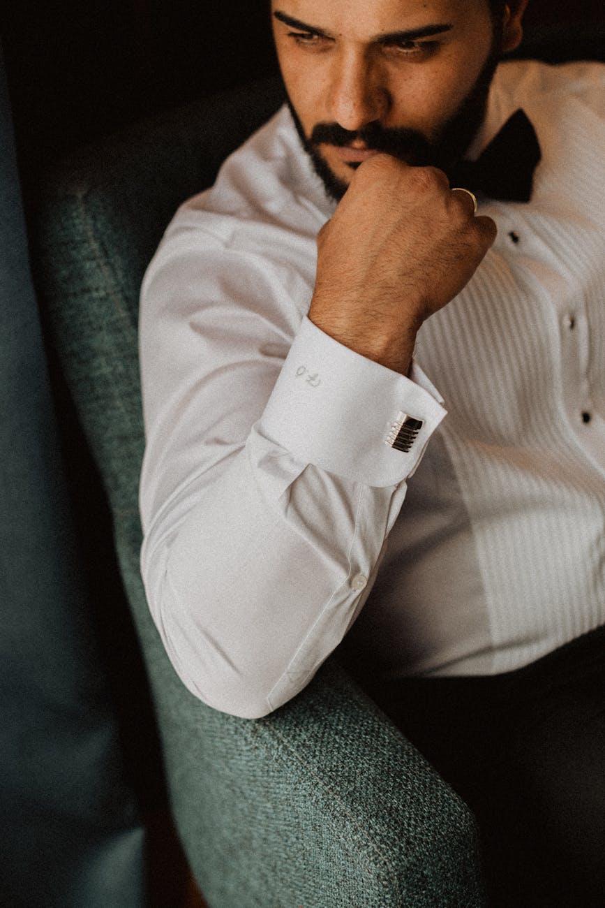 Мужчина в белой сорчоке с манжетами под запанки