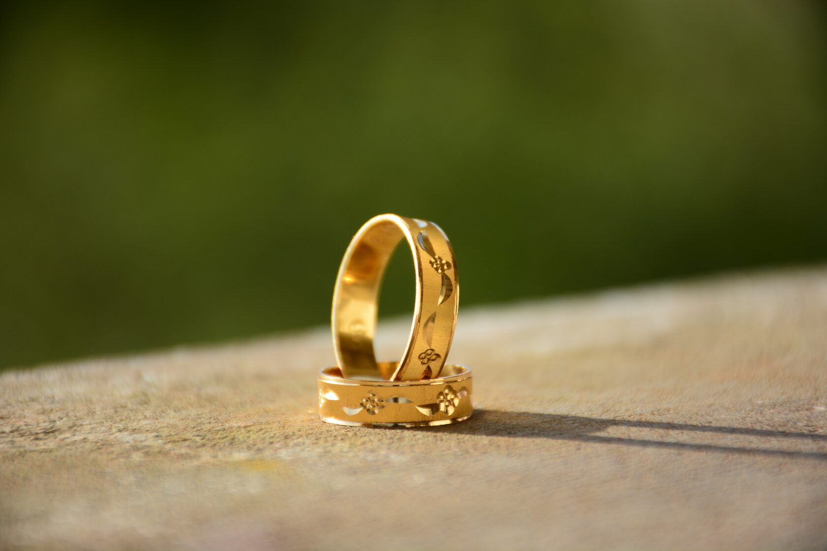 кольцо на столе золотое