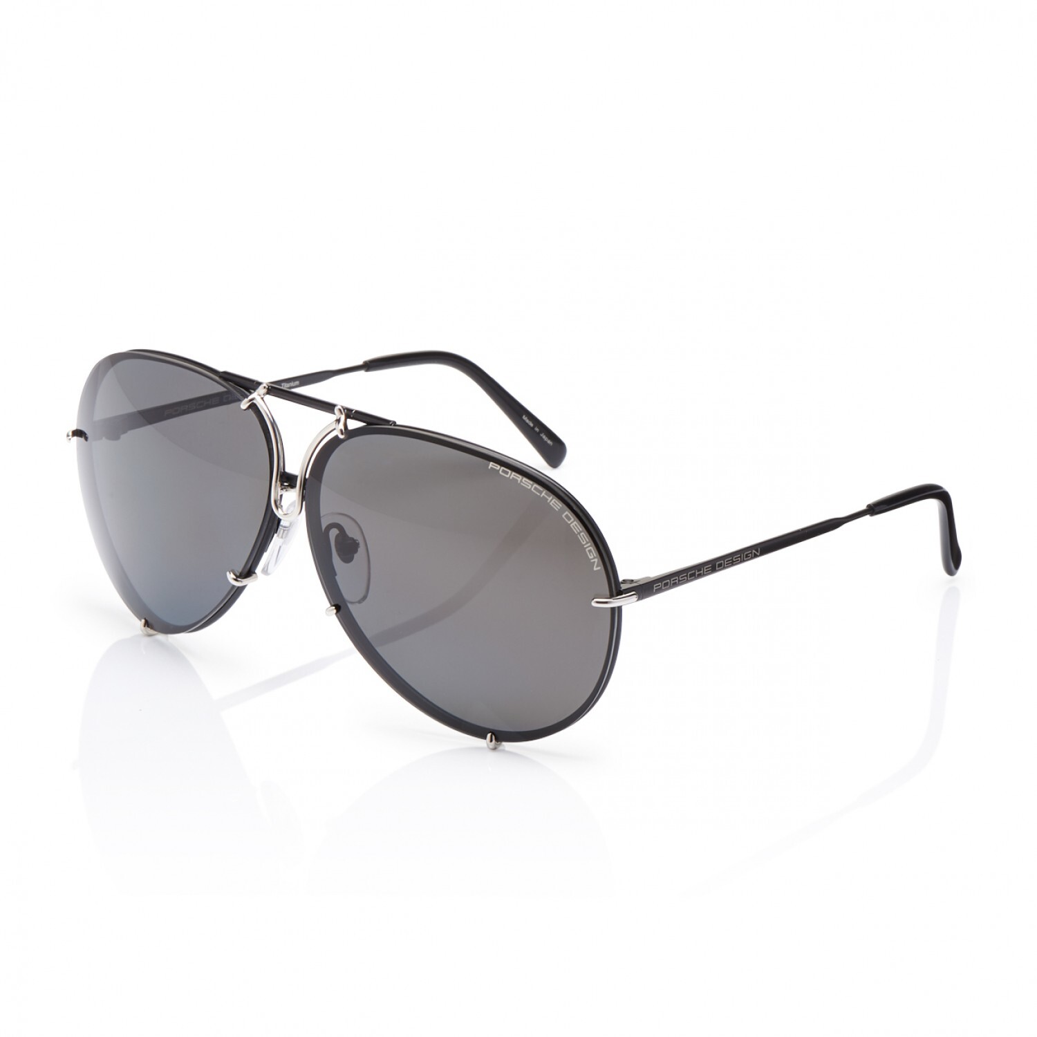 Солнцезащитные очки P'8478 (1978): Еще одна легенда от Porsche Design. Эти очки стали первыми в мире солнцезащитными очками с инновационной системой линз, позволявшей легко адаптировать их к различным условиям освещения.