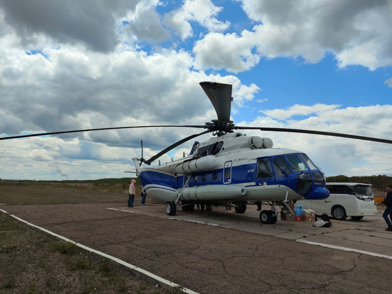 Вертолёт Ми-8 в полёте — как погода влияет на грузоподъёмность и дальность.