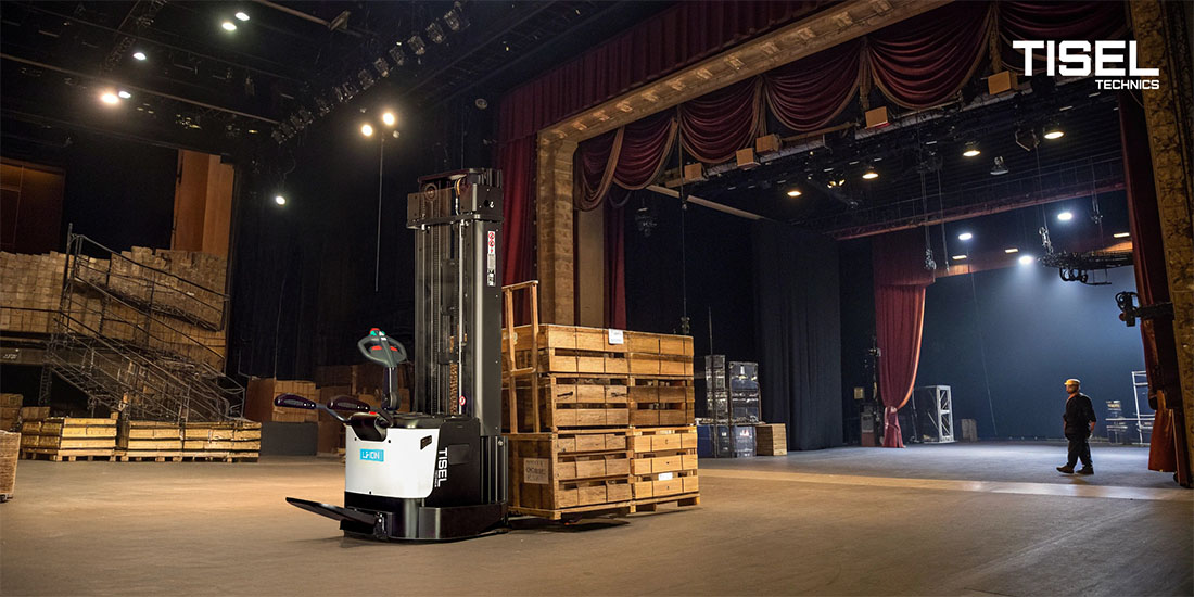 Назначение штабелеров гораздо шире. Неожиданные сферы применения электроштабелеров. Помимо очевидных логистических функций, электрический штабелёр для склада нашел своё применение и в совершенно неожиданных необычных местах и областях