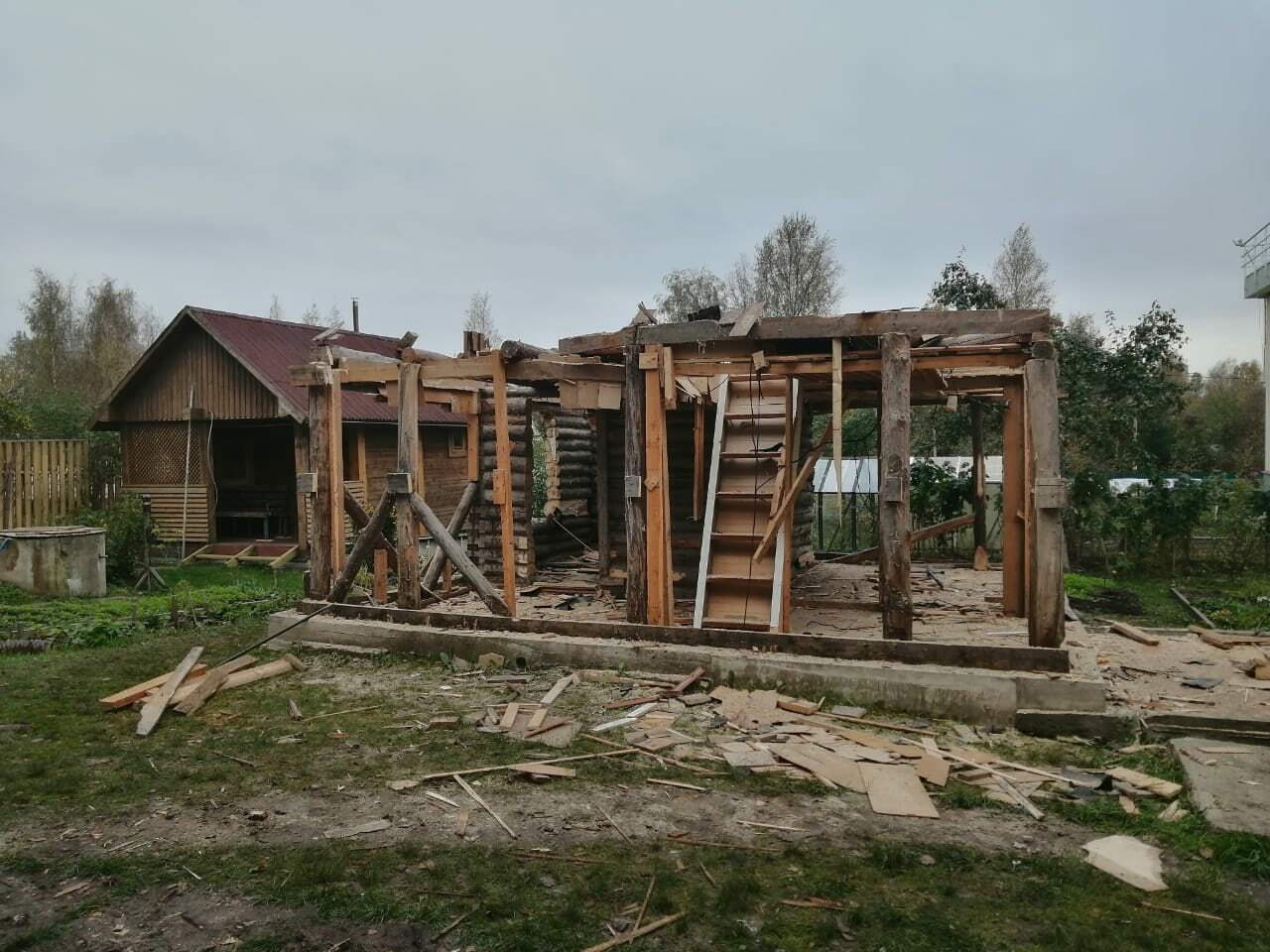 Ручной снос дачного дома: бригада разбирает деревянные конструкции