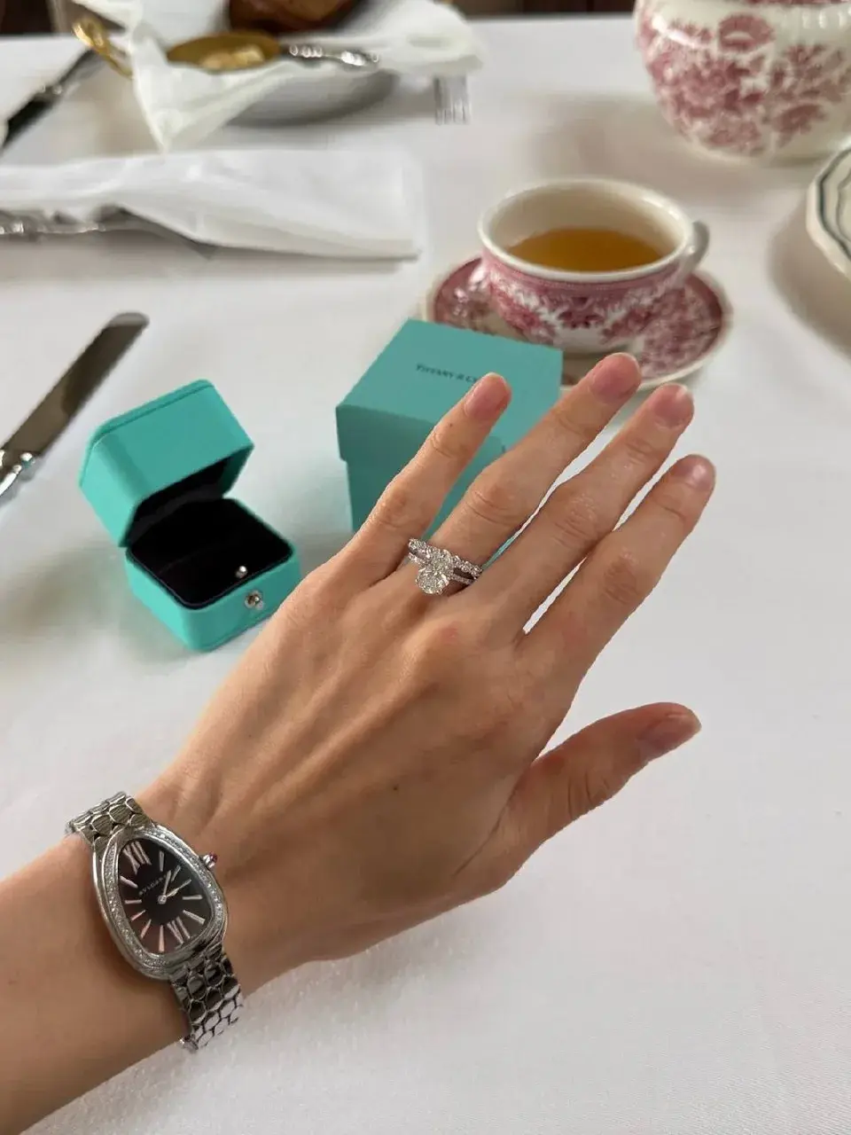 Кольца с прозрачными камнями на руке