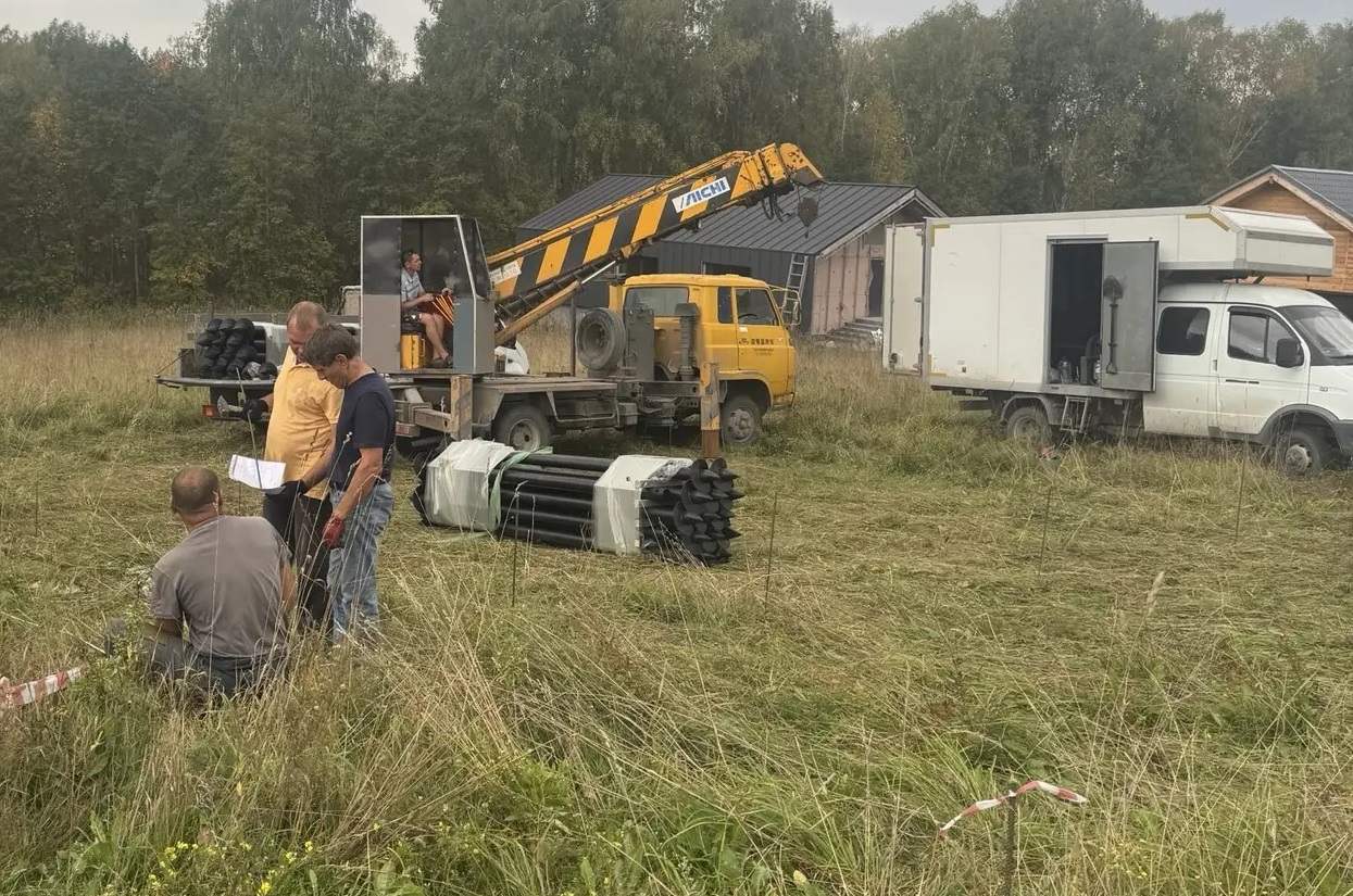 Разметка свайного поля по чертежу перед монтажом фундамента дома из бруса