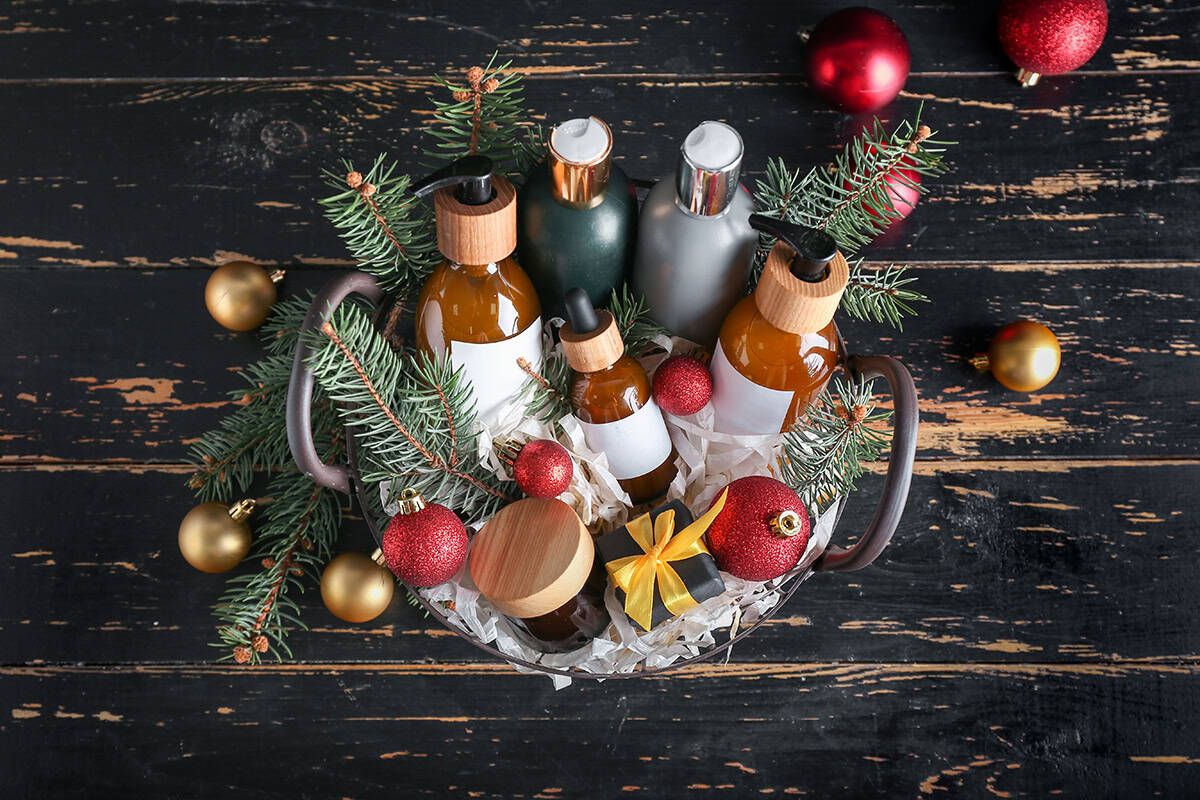 Праздничная подарочная корзина для спа-процедур.