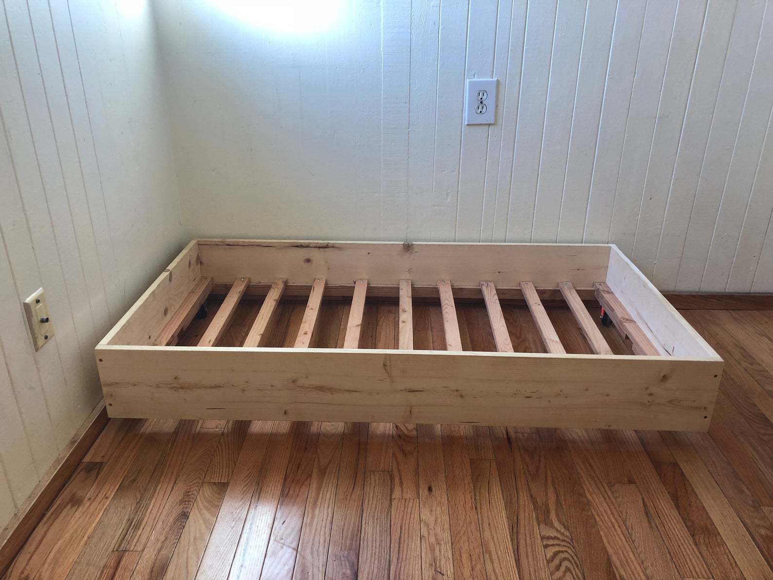 Кровать для бытовки деревянная